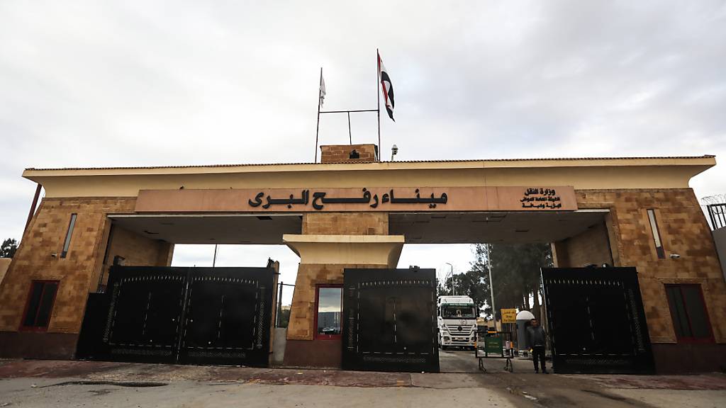 Lastwagen mit Hilfsgütern fahren über den Grenzübergang Rafah aus den palästinensischen Gebieten zurück nach Ägypten. Foto: Gehad Hamdy/dpa