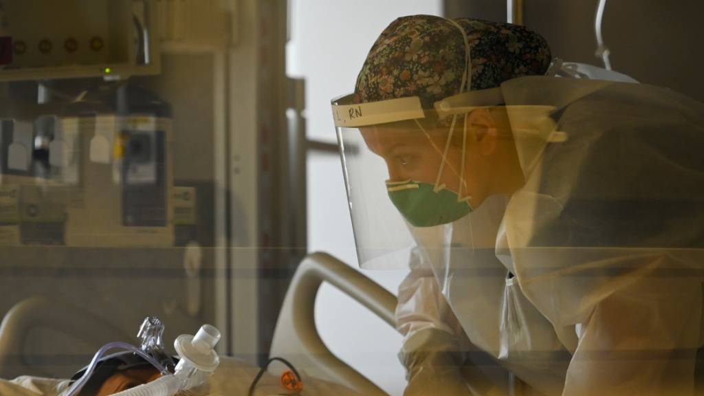 Eine Krankenschwester betreut auf der Intensivstation des North Memorial Health Hospital einen COVID-19-Patienten. Foto: Aaron Lavinsky/Star Tribune/AP/dpa