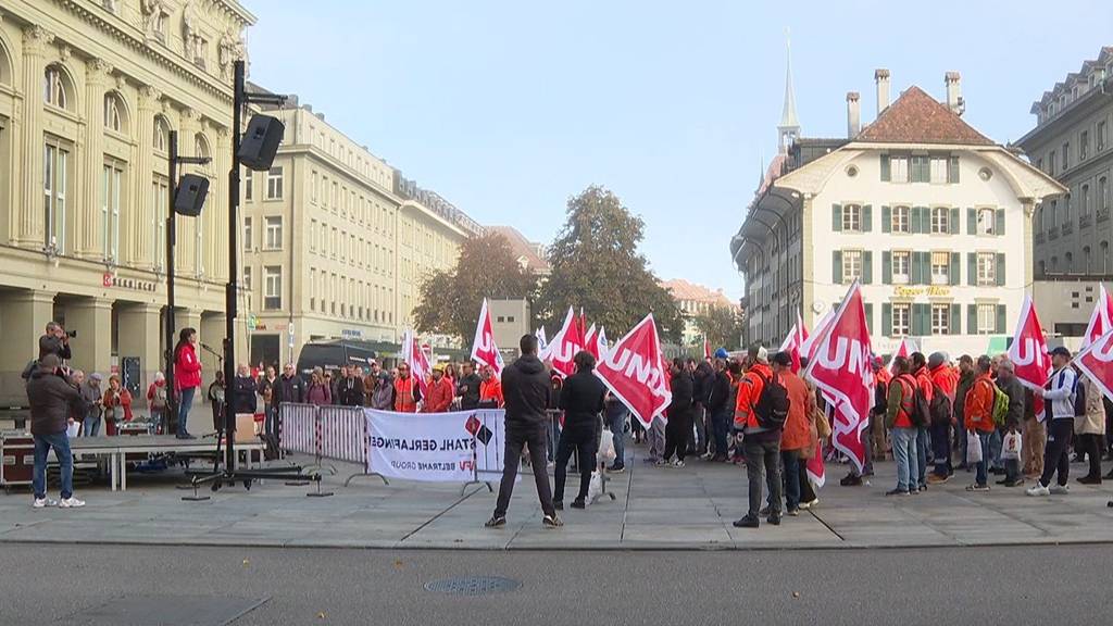 Menschenmenge bei der Demonstration gegen den geplanten Abbau von Stahl Gerlafingen vor dem Bundeshaus.