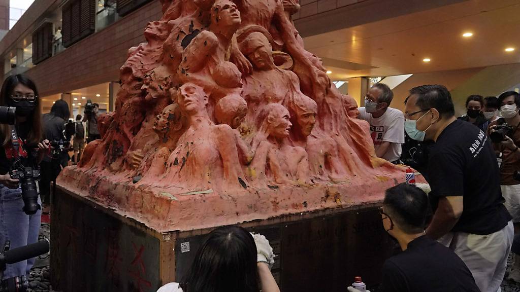 ARCHIV - Die Universität von Hongkong will Tiananmen-Skulptur entfernen lassen und stößt dabei auf harsche Kritik von Seiten der Demokratiebewegung. Foto: Kin Cheung/AP/dpa