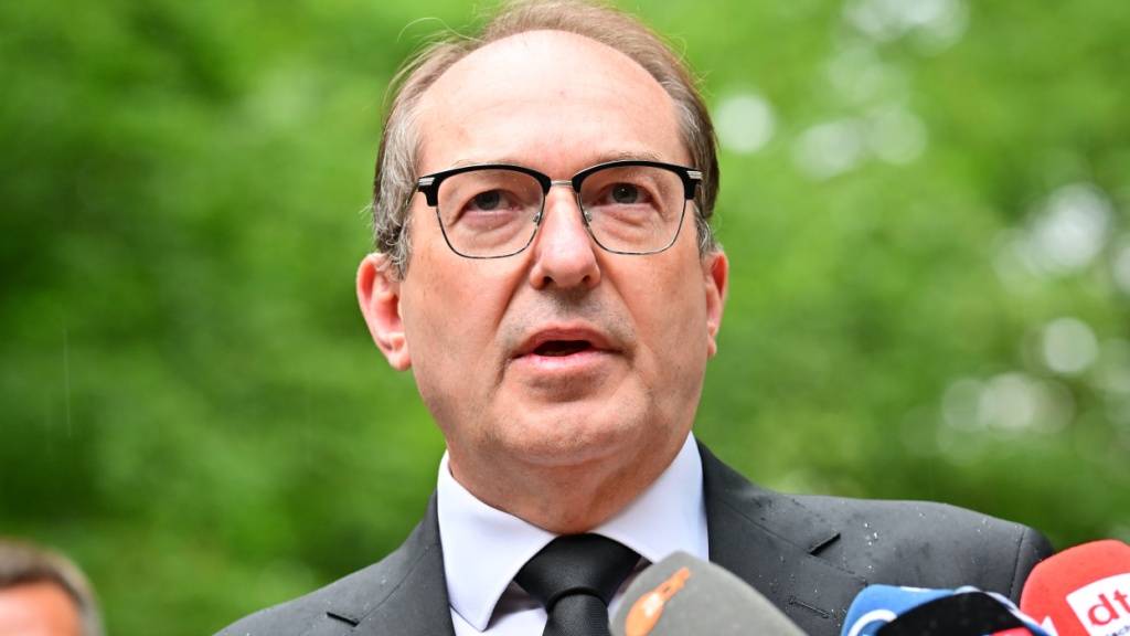 Alexander Dobrindt (CSU), deutscher Bundesinnenminister, spricht nahe dem Bereich, wo ein Fahrzeug einen Baum gerammt hatte, zur Presse. Foto: Sebastian Gollnow/dpa