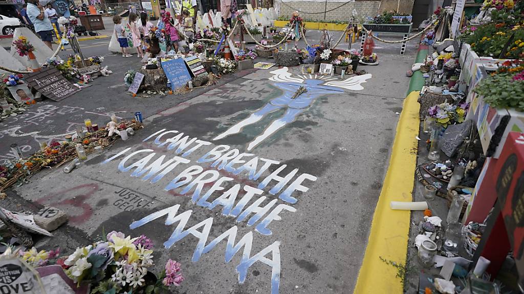 Blick auf die Stelle, wo George Floyd  von dem damaligen Minneapolis Polizisten Derek Chauvin getötet wurde. Foto: Julio Cortez/AP/dpa