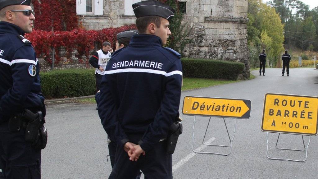 Mitglieder der französischen Gendarmerie blockieren den Zugang zum Unfallort, wo bei einem dramatischen Bus-Crash 43 Menschen ums Leben gekommen sind