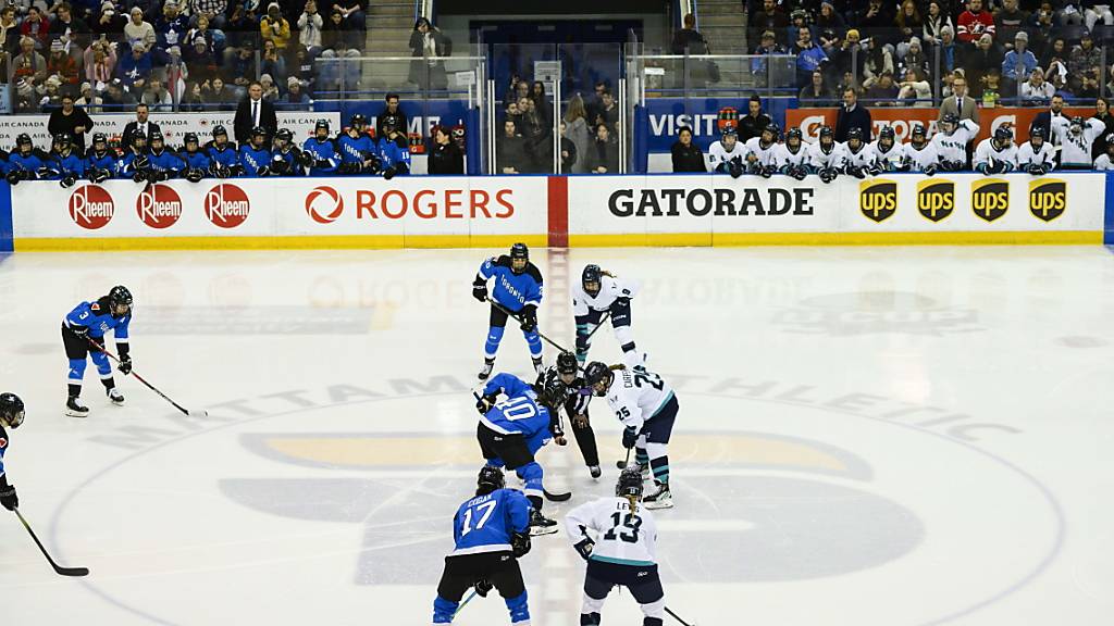 Die Teams aus Toronto und New York vor dem ersten Puckeinwurf in der PWHL