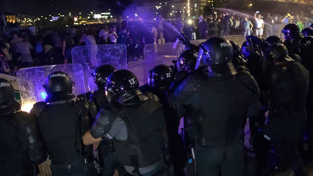 Die Bereitschaftspolizei setzt Tränengas während einer regierungskritischen Kundgebung vor dem Parlamentspalast ein. Die Demonstranten bekunden ihren Unmut über die Corona-Beschränkungen. Foto: Mindaugas Kulbis/AP/dpa