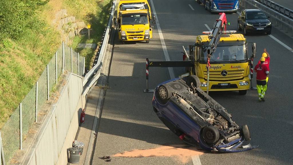 Auto überschlägt sich auf A2 bei Brittnau – Lenkerin mittelschwer verletzt 