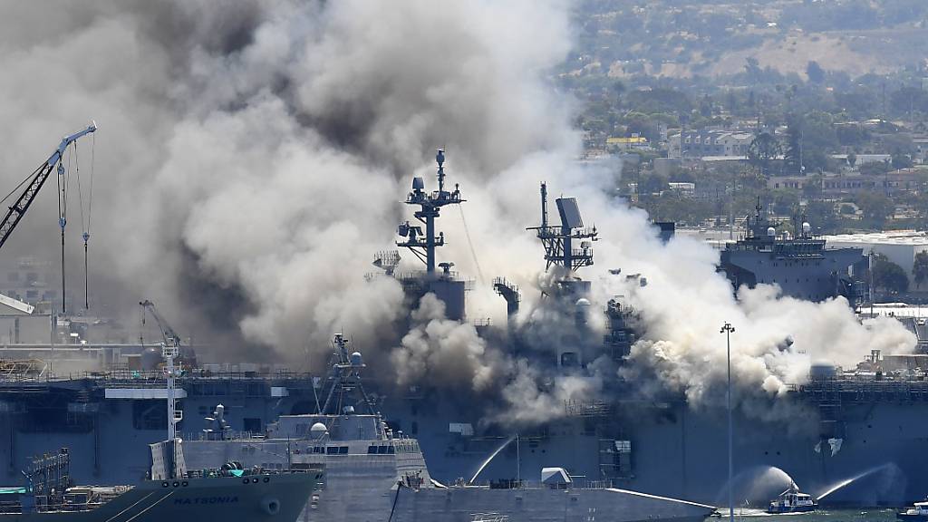 ARCHIV - Auf diesem Archivbild vom 12. Juli 2020 steigt Rauch von der USS Bonhomme Richard in San Diego nach einer Explosion und einem Brand an Bord des Schiffes auf dem Marinestützpunkt San Diego auf. Foto: Denis Poroy/AP/dpa