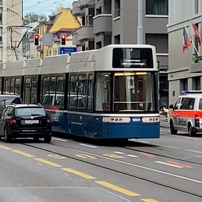 Fussgänger wird bei Kollision mit Tram in Stampfenbachstrasse verletzt