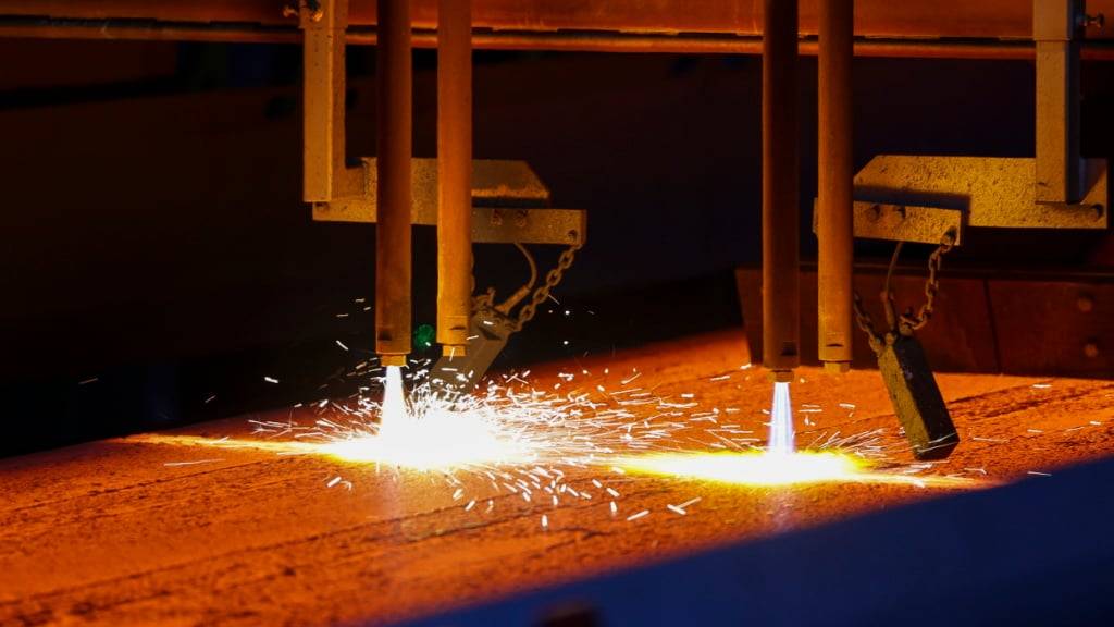 Industriekonzern Thyssenkrupp leidet unter gesunkener Nachfrage sowie niedrigeren Preisen (Archivbild)