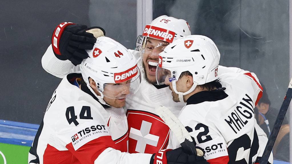 Ausgelassener Jubel in Zürich: Sven Andrighetto feiert mit Pius Suter (li.) und Denis Malgin sein Tor zum 2:0