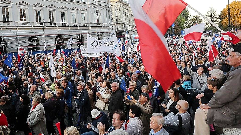 Tausende protestieren in Warschau