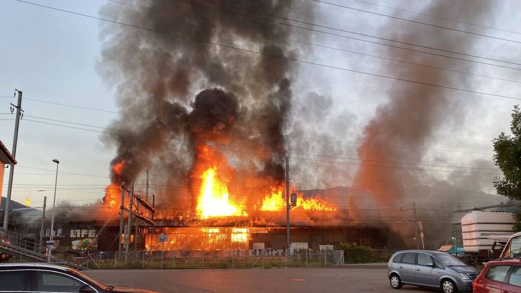 Gewerbegebäude steht im Bahnhofsareal in Flammen – Bahnverkehr weiter eingeschränkt