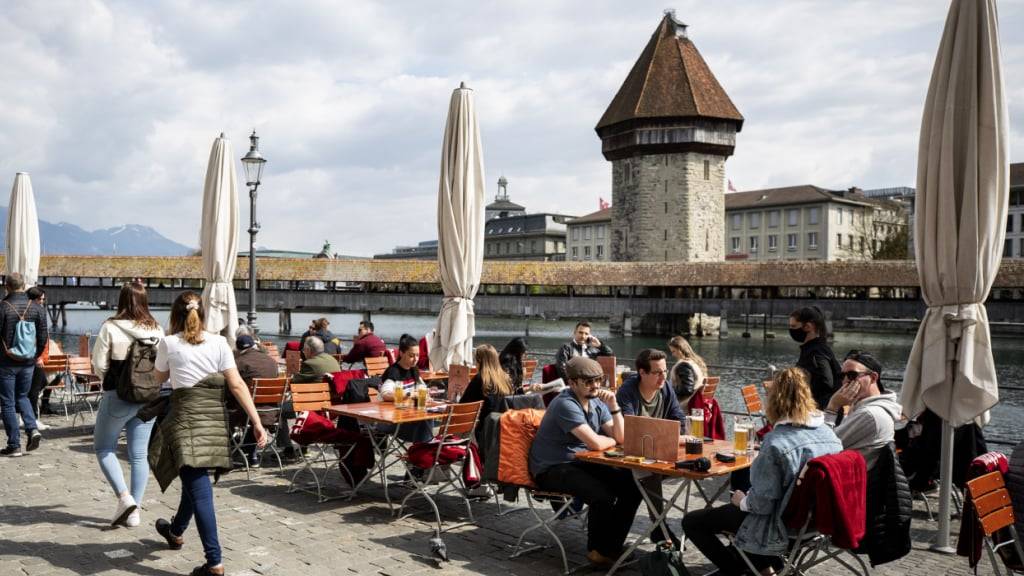 Gemäss einer Befragung der Konjunkturforschungsstelle der ETH Zürich erwartet das Luzerner Gastgewerbe eine weitere positive Entwicklung der Geschäftslage. (Archivaufnahme)