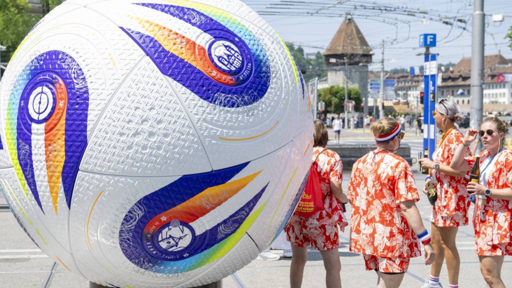 Holländische Fussballfans in der Luzerner Fanzone. (Archivbild)