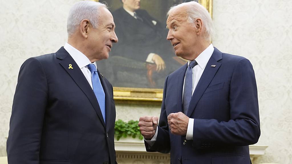 dpatopbilder - US-Präsident Joe Biden (r) trifft den israelischen Ministerpräsidenten Benjamin Netanjahu im Oval Office des Weißen Hauses. Die USA drängen Israel, die humanitäre Hilfe in Gaza zu verstärken und mehr für den Schutz der Zivilbevölkerung zu tun. Foto: Susan Walsh/AP/dpa