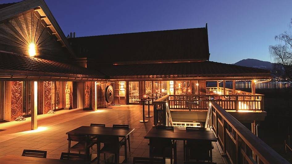Die Himmapan Lodge mit Abendbelichtung.