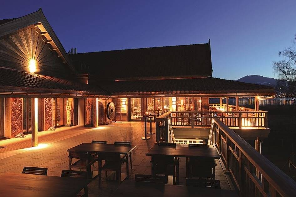 Die Himmapan Lodge mit Abendbelichtung.