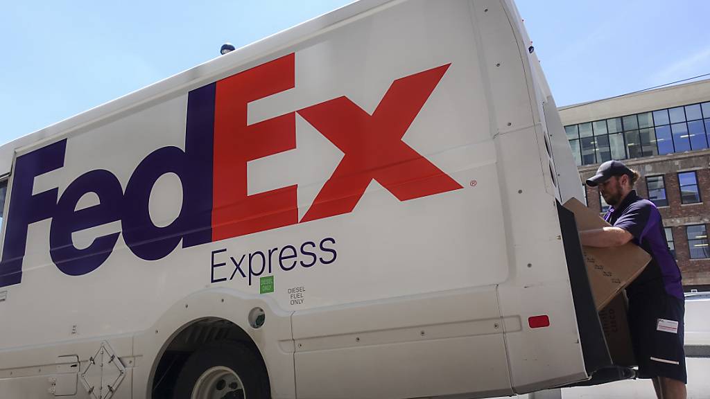 Der Handelsstreit zwischen den USA und China sowie die Abschwächung der Konjunktur haben beim Logistik-Anbieter FedEx zu einem Gewinnrückgang im ersten Geschäftsquartal geführt. (Archivbild)