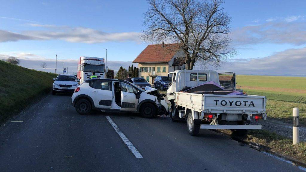 Bei einem Verkehrsunfall in Prez-vers-Noréaz FR sind drei Personen verletzt worden.