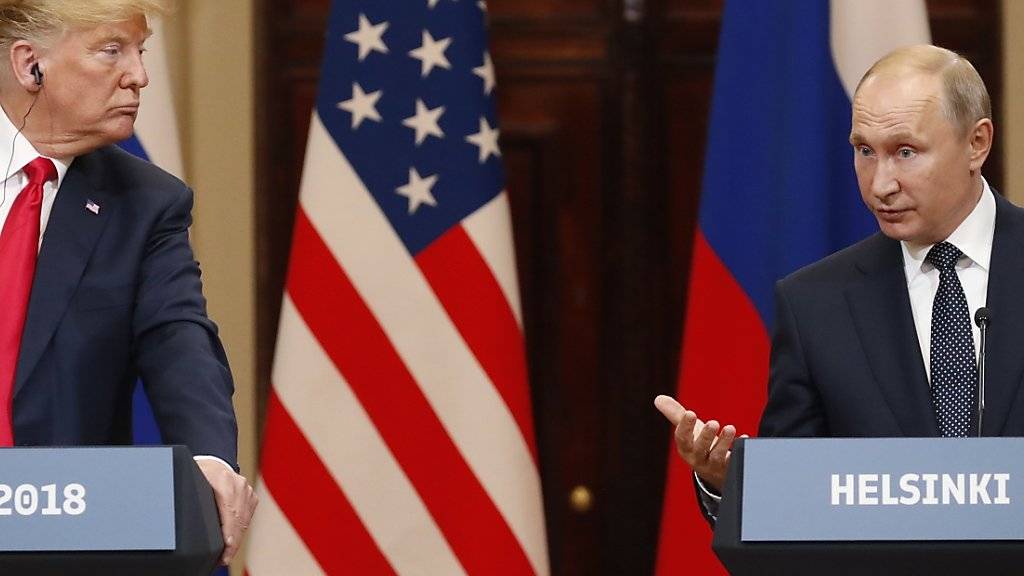US-Präsident Donald Trump wurde nach seinem Treffen mit dem russischen Präsidenten Wladimir Putin scharf kritisiert - er habe sich nicht mit klaren Worten gegen die Einmischung Russlands in die US-Wahlen verwahrt. Sein Verhalten grenze an Hochverrat, sagte der frühere CIA-Chef John Brennan.