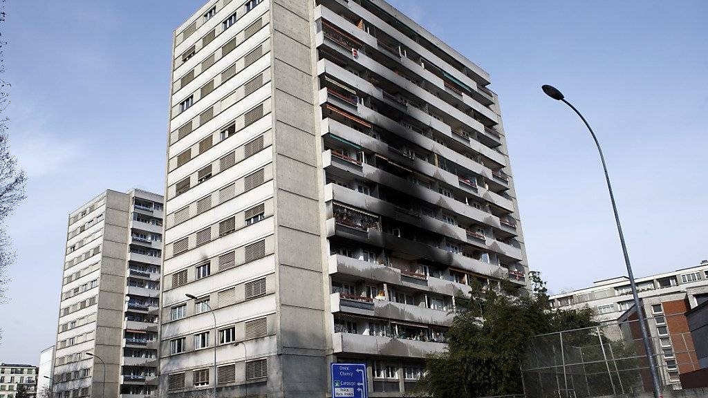 Nach dem Brand in einem Wohnblock in der Stadt Genf ist eine 82-jährige Frau ihren schweren Verletzungen erlegen.