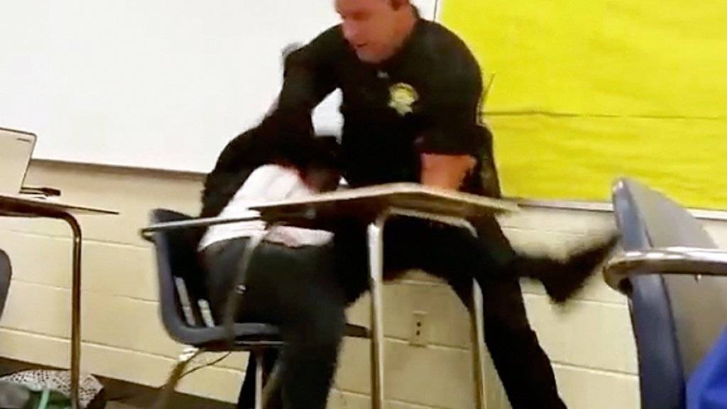 Ernstfall im Klassenzimmer: Weisser Polizist reisst schwarze Schülerin in den USA vom Stuhl.