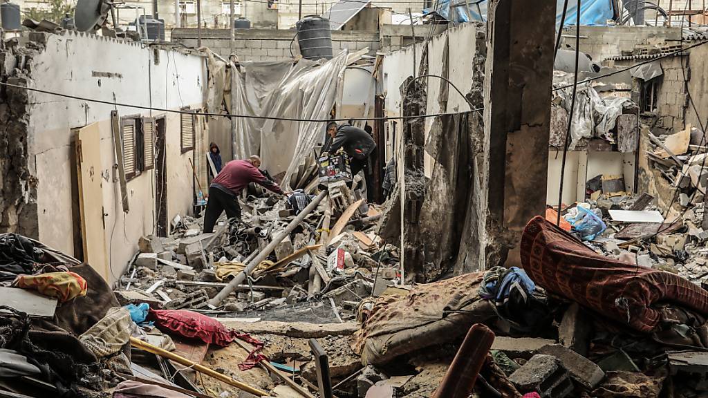 Palästinenser suchen inmitten der Trümmer ihres nach israelischem Bombardement zerstörten Hauses nach Überresten ihres Besitzes. Foto: Abed Rahim Khatib/dpa