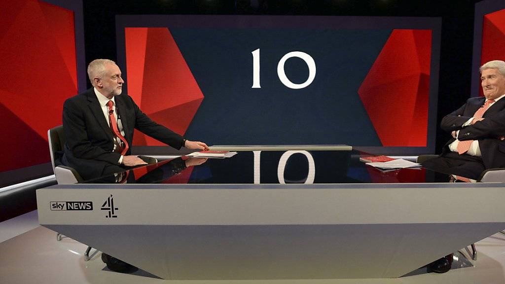 «Neue Aussenpolitik»: Labour-Chef Jeremy Corbyn (links) stellt im TV-Studio seine Visionen vor.
