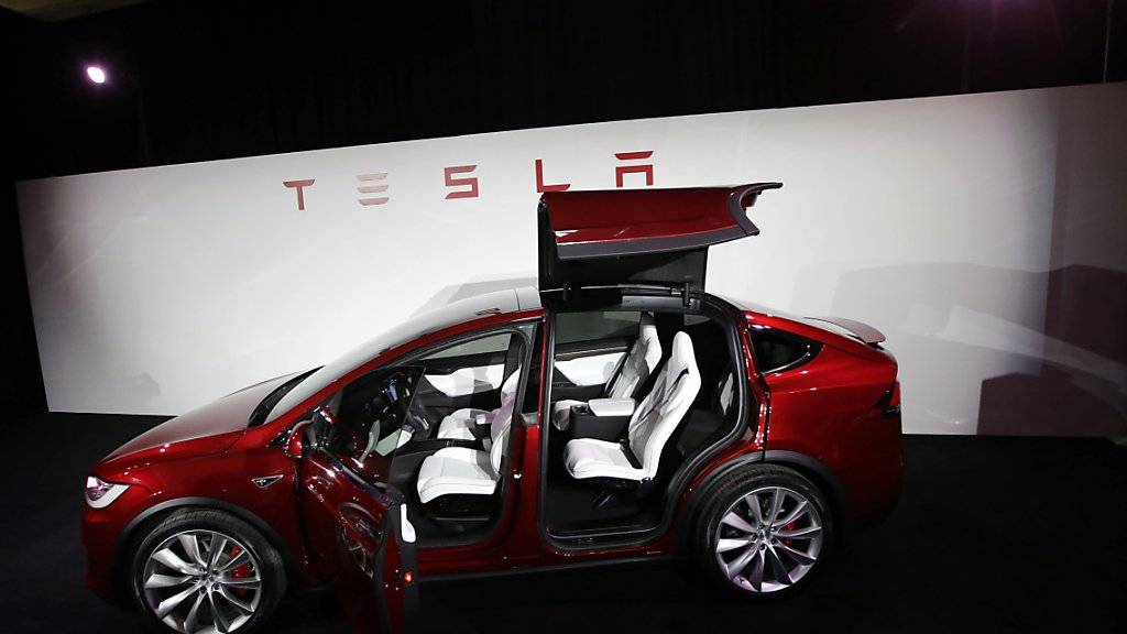 Tesla hat im dritten Quartal mit Elektroautos 145 Prozent mehr umgesetzt. Von den gut laufenden Verkäufen profitiert auch das Schweizer Unternehmen Bossard, das Tesla seine Produkte verkauft. Die Zusammenarbeit wurde nun bis 2020 verlängert.