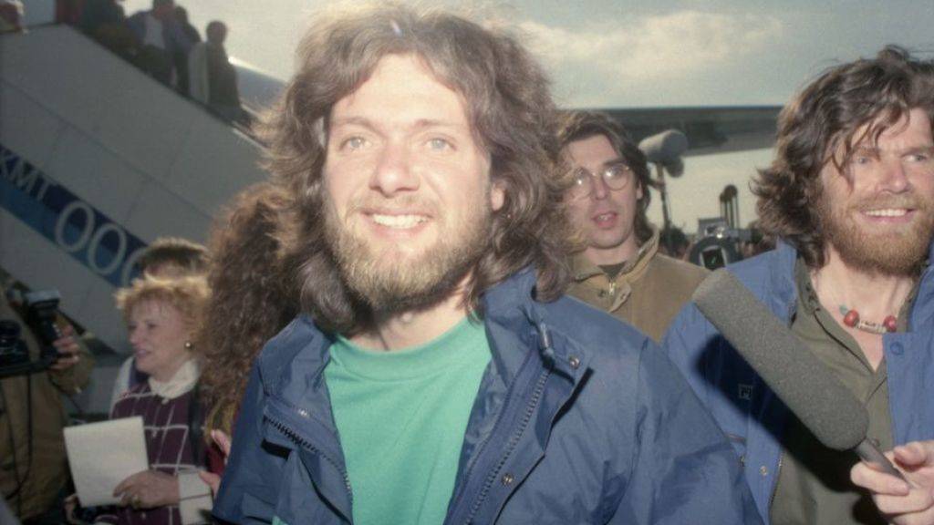 Arved Fuchs (l) und Reinhold Messner am 5. März 1990 am Frankfurter Flughafen, nach ihrer Rekord-Expedition durch die Antarktis. (Archivbild)