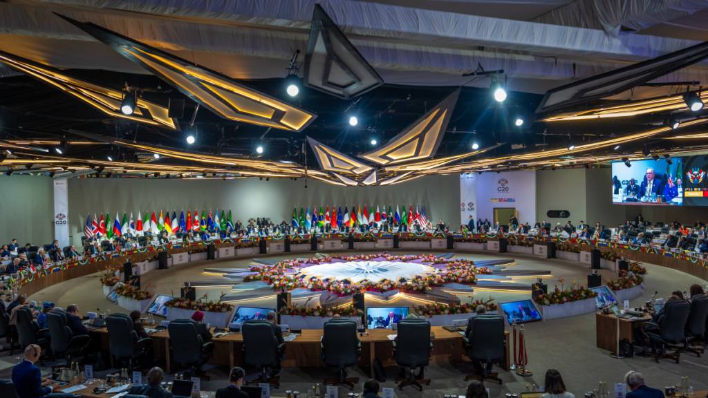 Die Eröffnungssitzung beim G20-Gipfel. Auf der Agenda stehen die Themen Wirtschaft, Energie und Klimawandel. Foto: Michael Kappeler/dpa-Pool/dpa