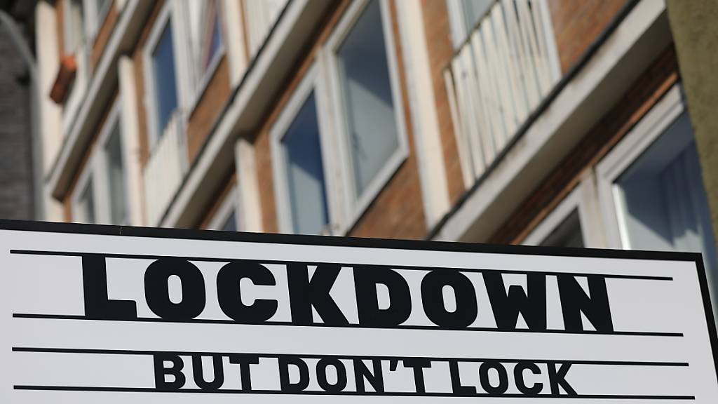 Auf einem Schild über einer geschlossenen Gaststätte steht «Lockdown - But don't lock your heart». Die Regierung will mit einem Teil-Lockdown im Monat November die Corona-Infektionszahlen in Deutschland senken. Foto: Oliver Berg/dpa