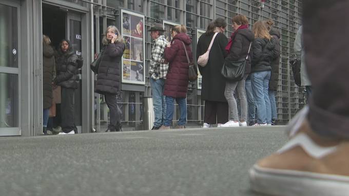 KKL-Stühle für zuhause: Spezieller Flohmi lockt die Massen an