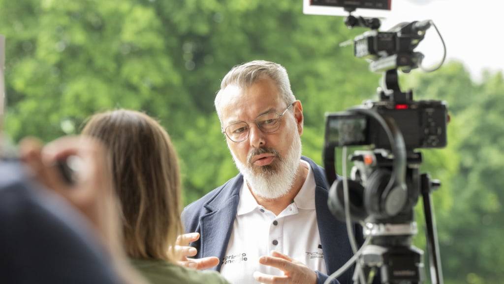 Olivier Senn, der Direktor der Tour de Suisse, steht den Medien Red und Antwort