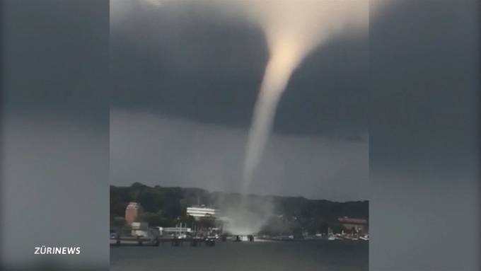 Tornado schleudert mehrere Menschen ins Wasser