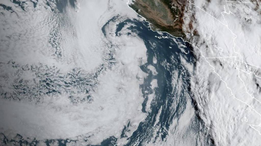 HANDOUT - Dieses von der National Oceanic and Atmospheric Administration (NOAA) zur Verfügung gestellte Satellitenbild zeigt den Hurrikan «Hilary» vor der mexikanischen Pazifikküste. Foto: Uncredited/NOAA/AP/dpa - ACHTUNG: Nur zur redaktionellen Verwendung und nur mit vollständiger Nennung des vorstehenden Credits