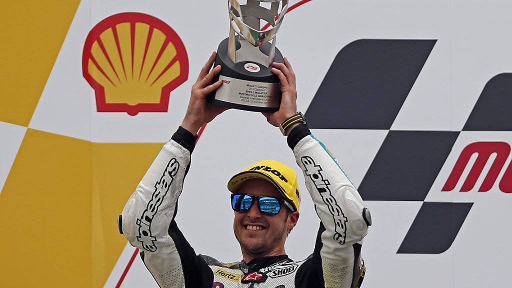 Tom Lüthi freut sich über seinen 2. Platz im Moto2-Rennen in Malaysia.