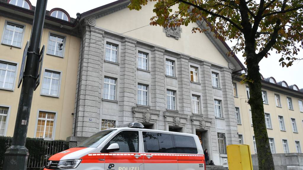 Ein 26-Jähriger steht am Donnerstag nach dem Drogentod zweier Menschen vor dem Bezirksgericht Zürich. Er soll jegliche Nothilfe unterlassen haben. (Archivbild)