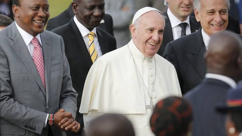 Papst Franziskus mit Kenias Präsident Uhuru Kenyatta (links) am Mittwoch bei der Begrüssung auf dem Flughafen von Nairobi.