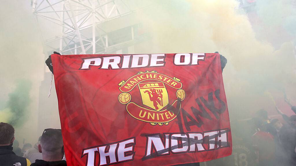 Fans von Manchester United drücken ihre Unzufriedenheit über die Klubführung aus
