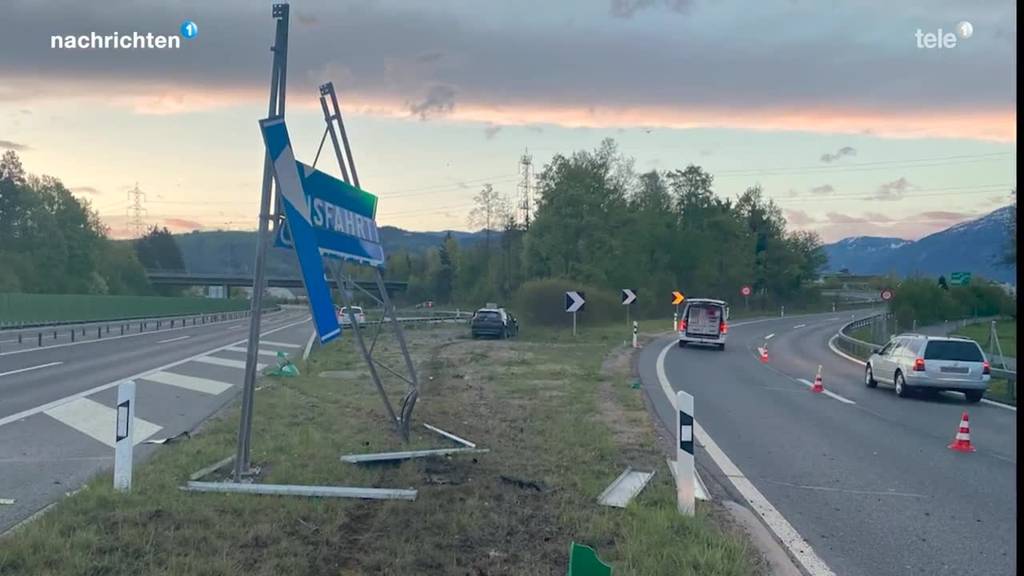 Fahrer flüchtet nach Unfall auf A14