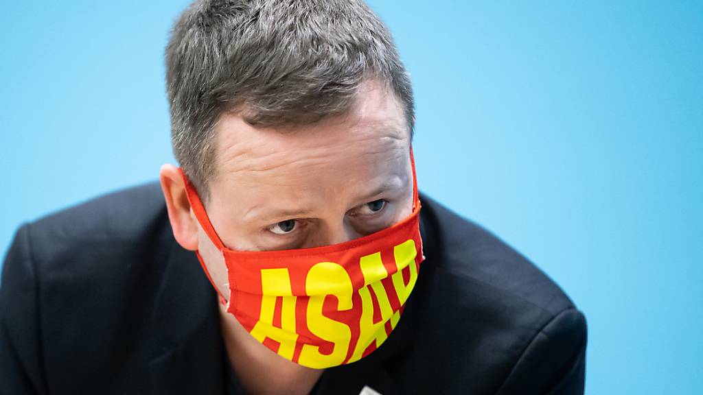 Klaus Lederer (Die Linke), Berliner Kultursenator, steht bei der Pressekonferenz nach der Sitzung des Berliner Senats mit einer Maske mit der Aufschrift «ASAP». Foto: Bernd von Jutrczenka/dpa