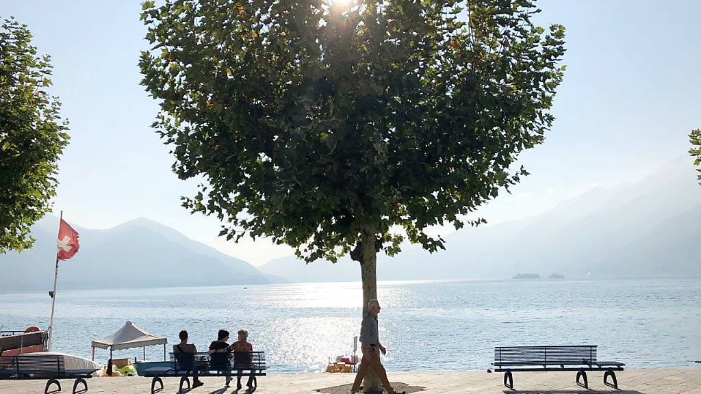 Endloser Sommer: Auch Ende Oktober steigt das Thermometer im Tessin dieses Jahr noch auf 30 Grad und mehr - wie hier am Ufer des Lago Maggiore.