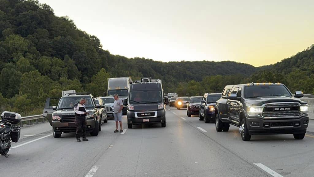 HANDOUT - Auf der Interstate 75 Autobahn im US-Bundesstaat Kentucky fielen die Schüsse. Foto: Camden Mink/Mount Vernon Fire Department/AP/dpa - ACHTUNG: Nur zur redaktionellen Verwendung und nur mit vollständiger Nennung des vorstehenden Credits