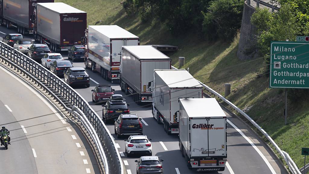 Sommerferien-Stau auf der Autobahn A2 am Gotthard. Der Ständerat will vorerst keine Maut für stark befahrene Schweizer Autobahntunnel. (Archivbild)