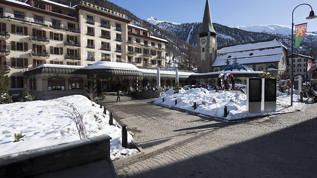 Die Schweiz verzeichnete 2023 einen neuen Rekord bei den Logiernächten. Im Bild: das Hotel Zermatterhof (Symbolbild).