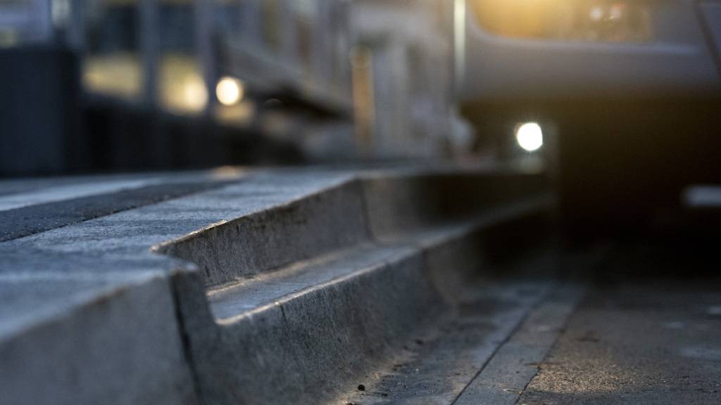 Bürgerliche kritisieren «Züri Finish» bei Randsteinen