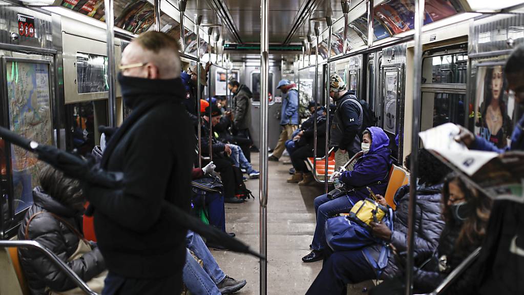 Passagiere tragen Mund-Nasen-Schutz in der New Yorker U-Bahn Richtung Downtown. 