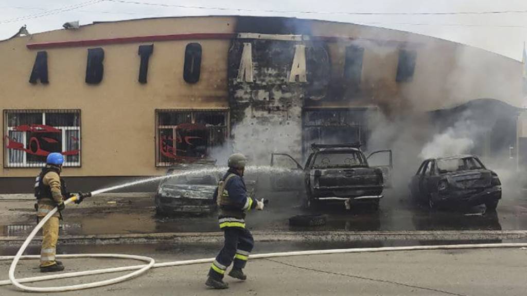 HANDOUT - Rettungskräfte sind am Samstag in Lyman im Einsatz. Foto: Uncredited/Ukrainian Emergency Service/AP/dpa - ACHTUNG: Nur zur redaktionellen Verwendung und nur mit vollständiger Nennung des vorstehenden Credits