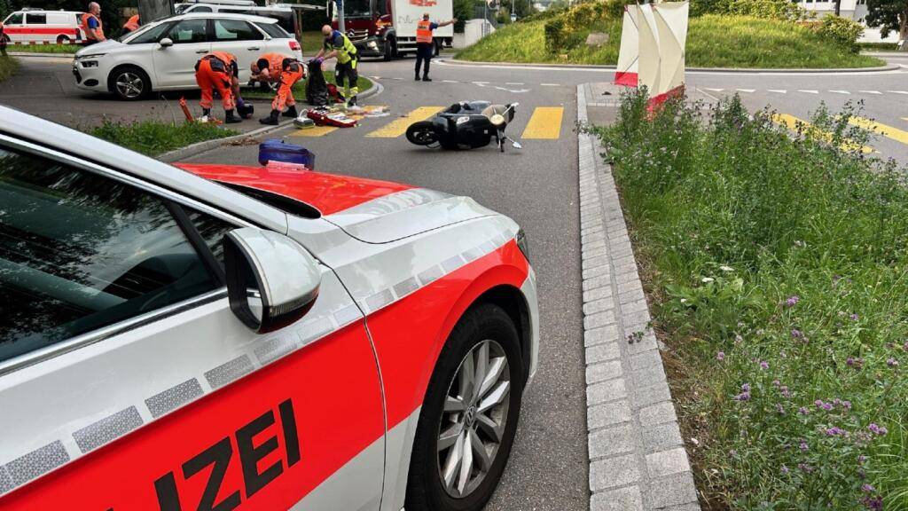 Motorroller-Fahrer verletzt sich bei Sturz in Opfikon schwer